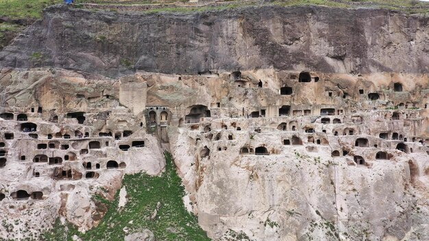 Foto luchtfoto van de grotstad vardzia