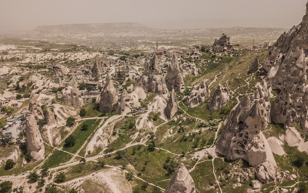 Luchtfoto van de grotten van Ortahisar in Cappadocië