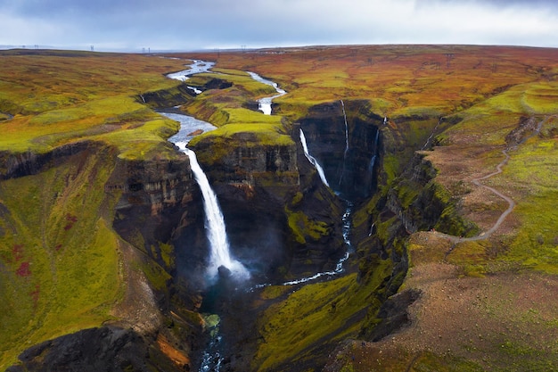 Luchtfoto van de haifoss en granni watervallen in ijsland