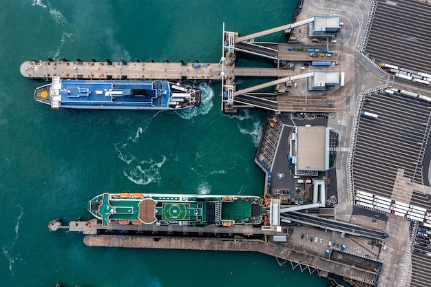 Luchtfoto van de haven van Dover met veel veerboten