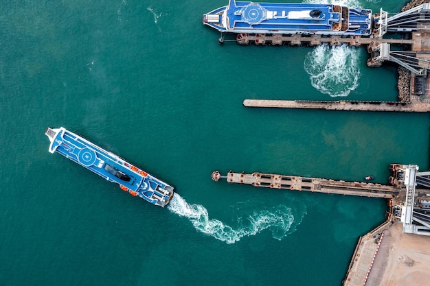 Luchtfoto van de haven van Dover met veel veerboten