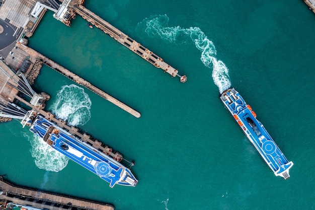 Luchtfoto van de haven van Dover met veel veerboten