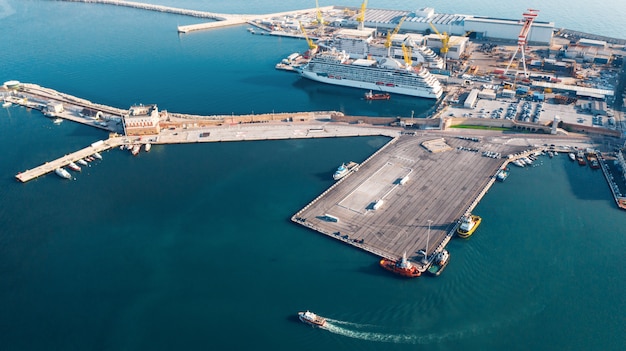 Foto luchtfoto van de haven voor import en export en logistiek, grote haven van ancona, italië