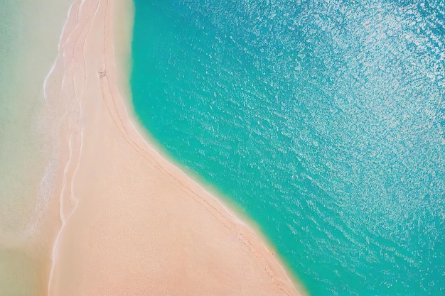 Luchtfoto van de heldere turquoise zee en de zanderige kust