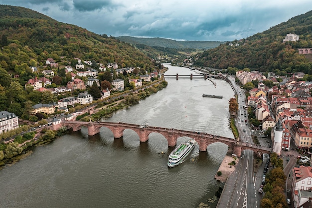 Luchtfoto van de historische en prachtige stad Heidelberg met de rivier de Neckar Duitsland Heidelberg stad met de beroemde oude brug Karl Theodor en het kasteel van Heidelberg