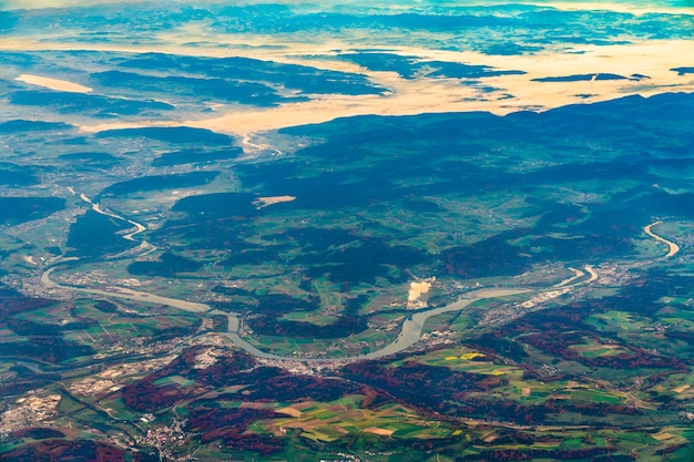 Luchtfoto van de hoge rijn en de aare in duitsland en zwitserland