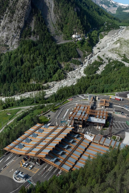 Luchtfoto van de hoofdingang van de Mont Blanc-tunnel vanaf de Italiaanse kant Coumayeur