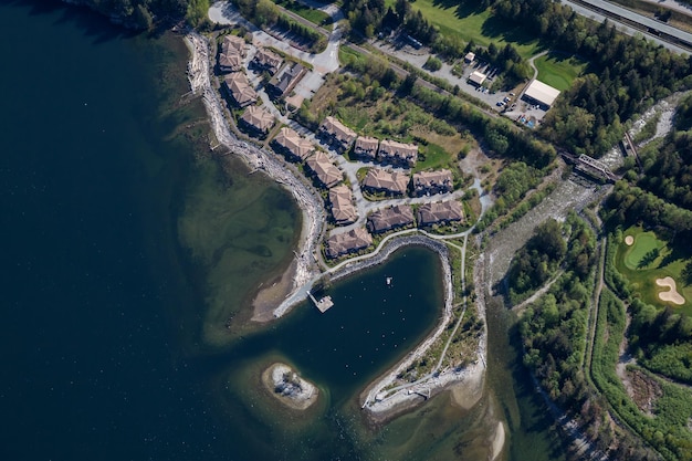 Luchtfoto van de huizen aan een kust