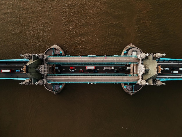 Luchtfoto van de iconische Tower Bridge over de rivier de Theems van een drone Verkeer over de brug
