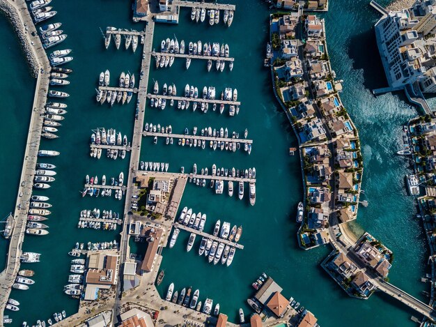 Foto luchtfoto van de jachthaven met geweldige jachten en zeilboten