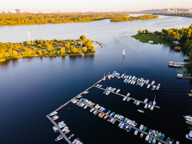 Foto luchtfoto van de jachthaven voor kleine motorboten en roeiboten