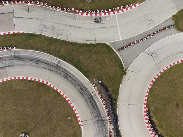 Luchtfoto van de kartbaan tijdens de race Verschillende racekarts strijden op een speciale baan