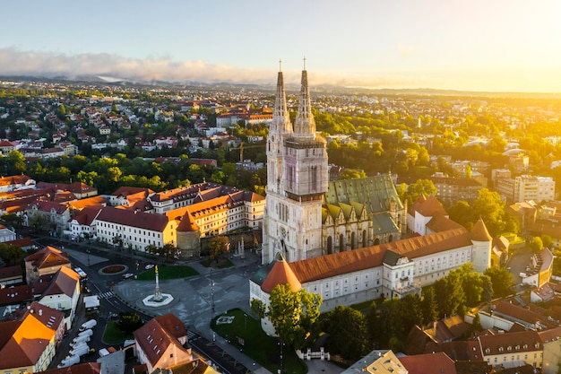 Luchtfoto van de kathedraal in Zagreb bij zonsopgang Kroatië