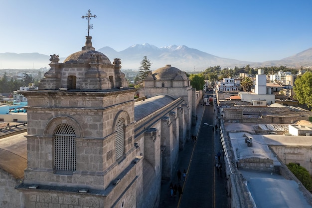 Luchtfoto van de kathedraal van Arequipa in de stad Arequipa