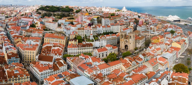 Luchtfoto van de kathedraal van Saint Mary Major, vaak de kathedraal van Lissabon of gewoon de Se genoemd, is een rooms-katholieke kathedraal in Lissabon, Portugal