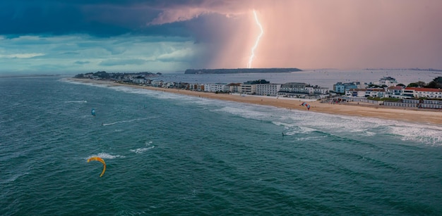 Luchtfoto van de kitesurfers die bij harde wind surfen in de buurt van old harrys-rotsen. het schuim ligt op zee..