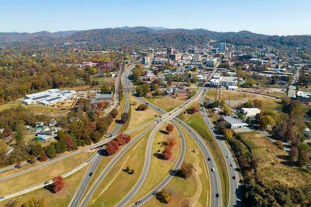 Luchtfoto van de kruising van de Amerikaanse snelweg in het herfstseizoen in Asheville North Carolina met snel bewegende auto's en vrachtwagens VS transportinfrastructuur concept