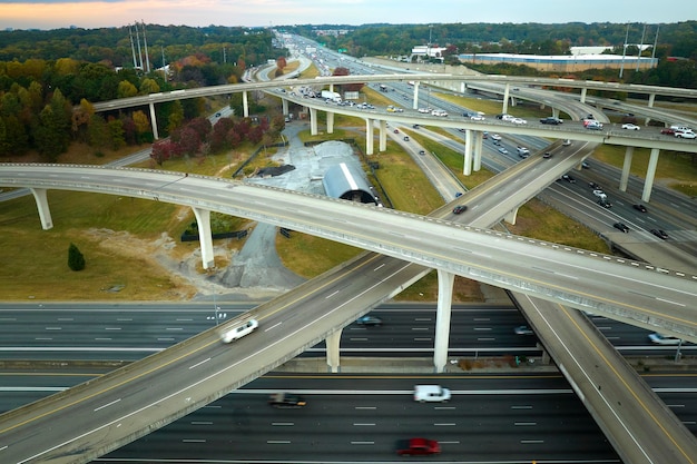 Foto luchtfoto van de kruising van de amerikaanse snelweg met snel bewegende auto's en vrachtwagens vs transportinfrastructuur concept