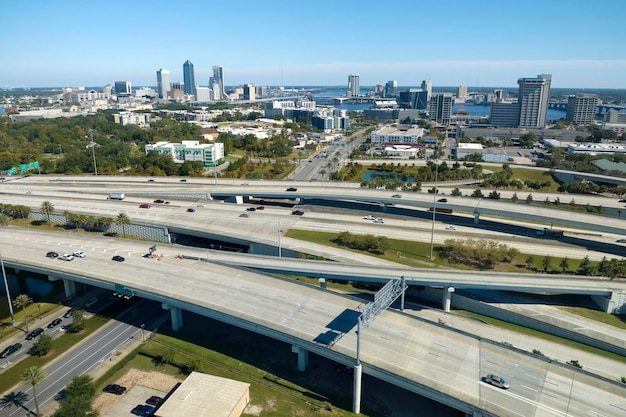 Luchtfoto van de kruising van de Amerikaanse snelweg met snel bewegende auto's en vrachtwagens VS transportinfrastructuur concept