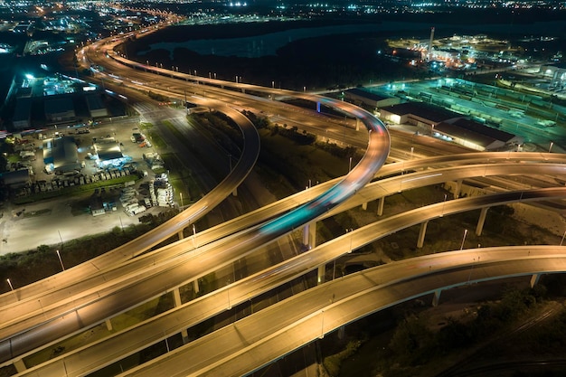 Luchtfoto van de kruising van de Amerikaanse snelweg 's nachts met snel rijdende auto's en vrachtwagens in Tampa Florida Bekijk van bovenaf de transportinfrastructuur van de VS