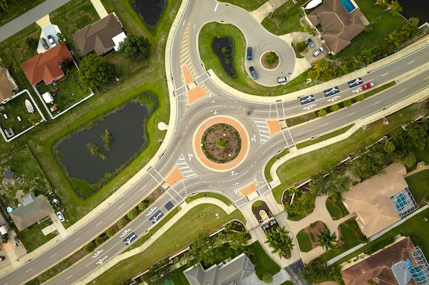 Luchtfoto van de kruising van de wegrotonde met rijdend autoverkeer Landelijk circulair transportkruispunt