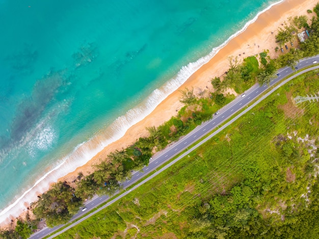 Luchtfoto van de kust met de weg rond het eiland Phuket Thailand Prachtig uitzicht op de kust op open zee in het zomerseizoenNatuur en Reizen achtergrond
