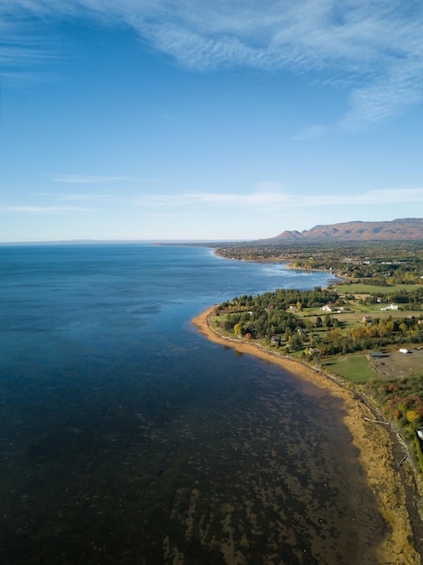 Luchtfoto van de kust van de Atlantische Oceaan tijdens een zonnige ochtend