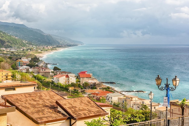 Luchtfoto van de kustlijn in Calabrië, Italië