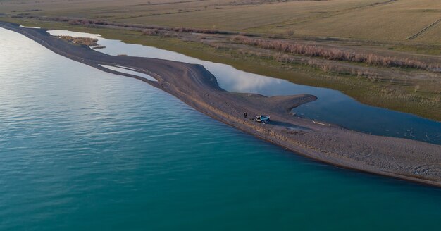 Luchtfoto van de kustlijn van het meer