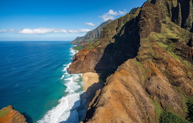 Luchtfoto van de kustlijn van Na Pali en het landschap van het Hawaiiaanse eiland Kauai vanaf een helikoptervlucht