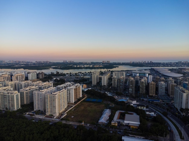 Luchtfoto van de lagune van Jacarepagua in Rio de Janeiro Brazilië Residentiële gebouwen en bergen rond het meer Barra da Tijuca strand op de achtergrond Zonnige dag zonsondergang Drone foto