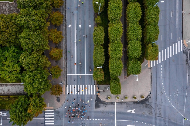 Luchtfoto van de mensen die de marathon lopen. Sportevenement.