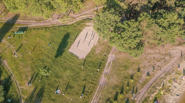 Foto luchtfoto van de mensen op een picknick in een zomer park