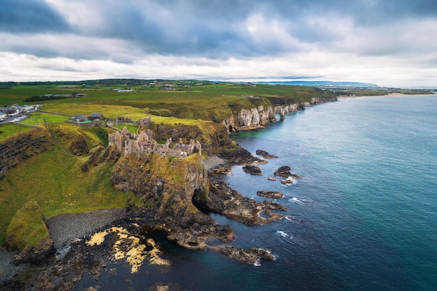 Luchtfoto van de middeleeuwse Dunluce Castle-ruïnes Ireland