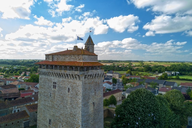 Luchtfoto van de middeleeuwse vesting van Bazoges en Pareds in het departement Vendée