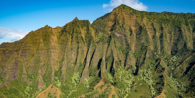 Luchtfoto van de na pali-bergen en de kalalau-vallei op het hawaiiaanse eiland kauai vanaf een helikoptervlucht