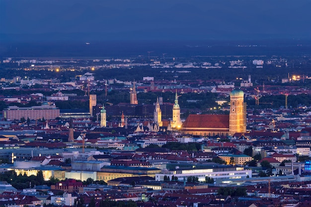 Luchtfoto van de nacht van München, Duitsland