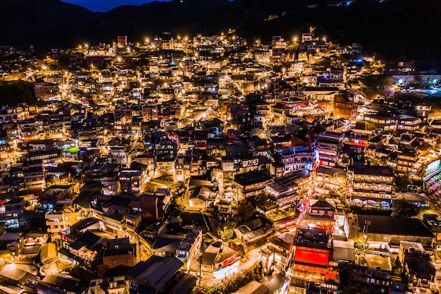 Luchtfoto van de nachtscène van het dorp Jioufen, Taiwan De kleurrijke scène 's nachts van de oude stad Jiufen, Jiufen Taiwan