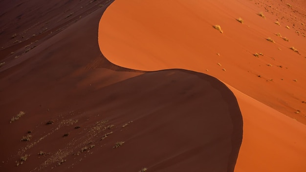 Foto luchtfoto van de namib-woestijn. de schaduwkromme van een rode zandduin in sossusvlei, namibië