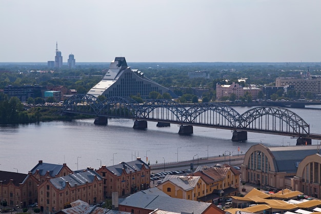 Luchtfoto van de Nationale Bibliotheek van Letland in Riga