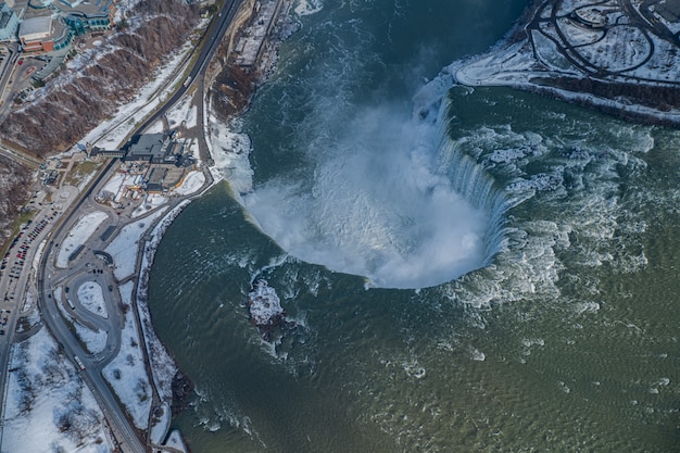 Luchtfoto van de Niagara-waterval vanuit helikopter in Canada