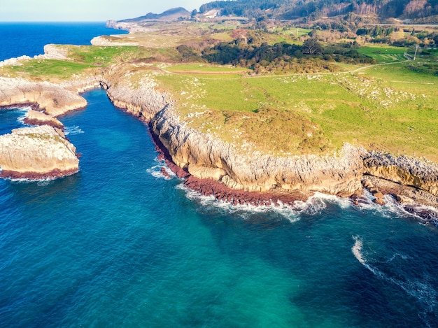 Luchtfoto van de oceaan en de rotsachtige kust in de buurt van Buelna Asturias, Spanje