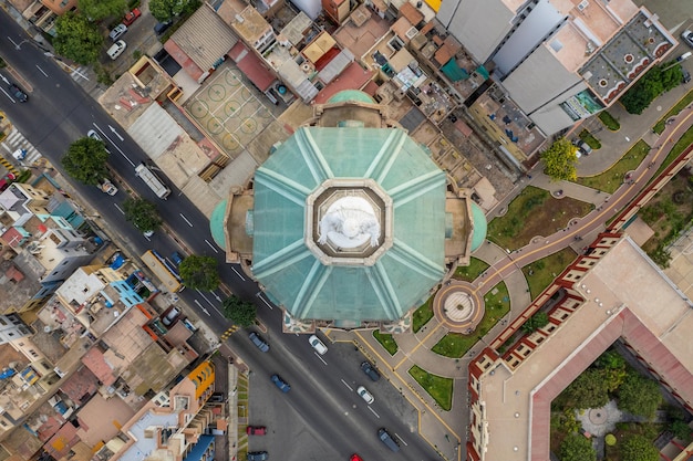 Luchtfoto van de Onbevlekt Hart van Maria-kerk in de wijk Magdalena Lima