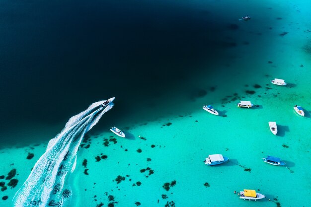 Luchtfoto van de oostkust van het eiland Mauritius. Prachtige lagune van het eiland Mauritius van bovenaf geschoten. Boot zeilen in turquoise lagune.