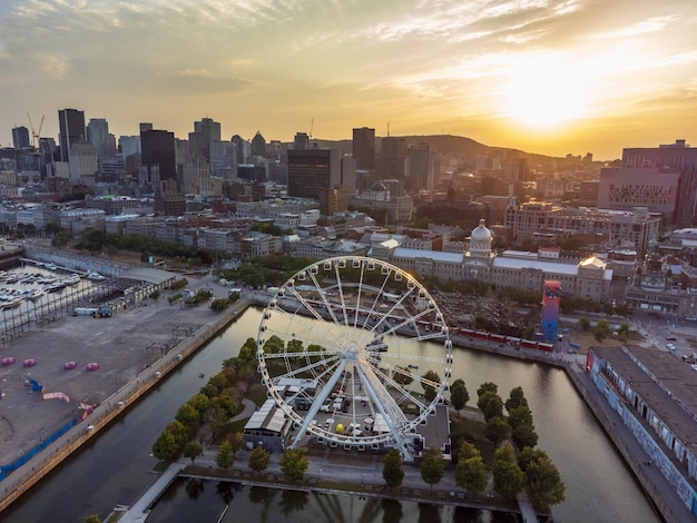 Luchtfoto van de oude haven van Montreal en de skyline van de binnenstad in de zomer schemering Quebec Canada