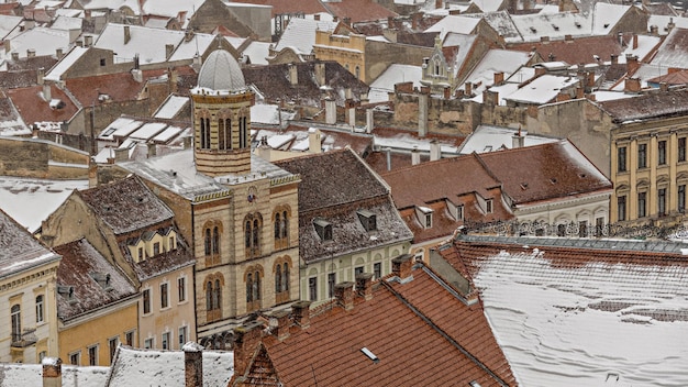 Luchtfoto van de oude stad Brasov op winterdag, Roemenië