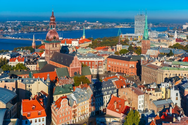 Luchtfoto van de oude stad en Daugava, Riga, Letland