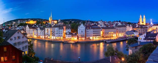 Luchtfoto van de oude stad en de rivier de Limmat 's nachts in Zürich, de grootste stad van Zwitserland