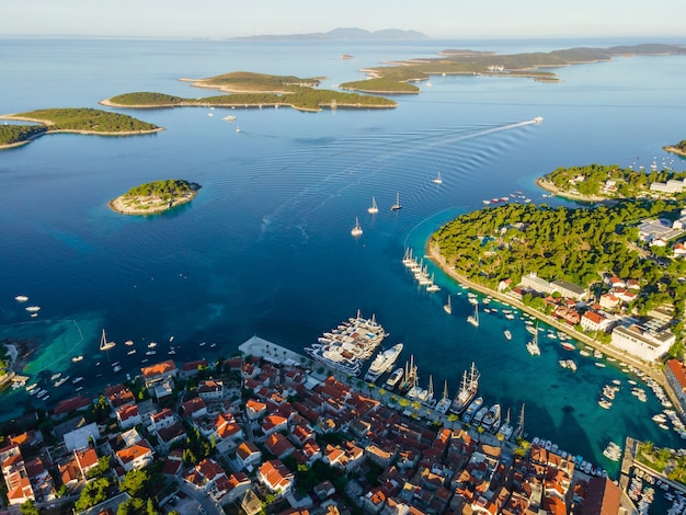 Luchtfoto van de oude stad Hvar met turquoise waterbaai met jachten en eilanden in Kroatië