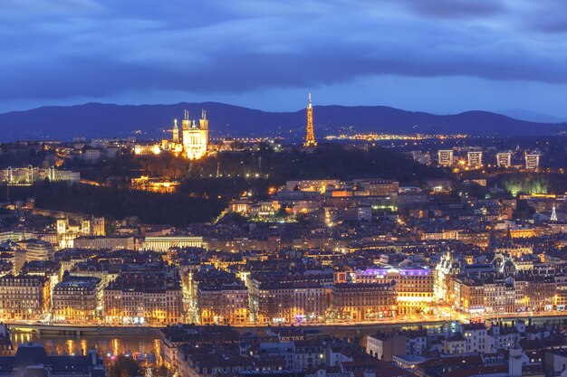 Luchtfoto van de oude stad met de kathedraal van Fourviere tijdens het blauwe avonduur in Lyon, Frankrijk